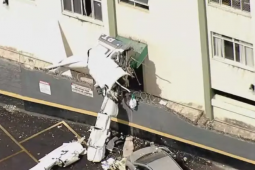 Avião de pequeno porte cai sobre prédio residencial em MG e deixa um morto e três feridos graves