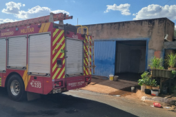Bombeiros combatem incêndio em residência no bairro Vila Serpró, em Rio Verde