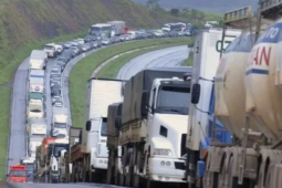 Brasil enfrenta escassez de caminhoneiros e risco de 