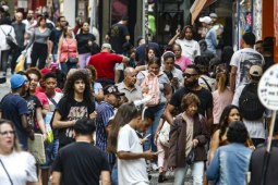 Brasil envelhece mais e crescimento populacional desacelera, aponta IBGE