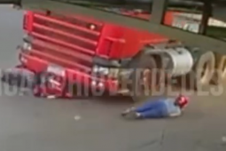Câmera registra momento em que motociclista é atingida por caminhão em Rio Verde