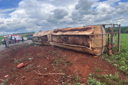 Caminhão carregado de etanol tomba em rodovia que dá acesso à empresa de ferrovia em Rio Verde