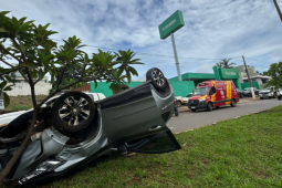 Capotamento é registrado na Alameda Barrinha e idosa sai ilesa em Rio Verde