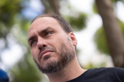 Carlos Bolsonaro visita Jair Bolsonaro após fuga de Flávio e diz que 