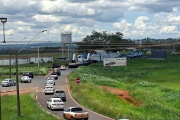 Carreta superdimensionada avança pela BR-452 com escolta entre Itumbiara e Bom Jesus