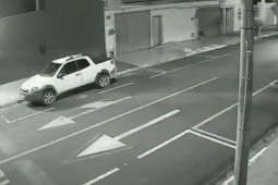 Carro desce sozinho após motorista esquecer freio de mão e atinge lixeira em Jataí