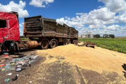 Carro fica esmagado sob carreta e motorista morre em grave acidente na BR-452, em Rio Verde