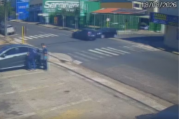 Carro invade loja após batida e 'estaciona' em vaga sem atingir veículos expostos