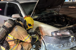 Populares e bombeiros controlam incêndio de veículo em rua no Setor Morada do Sol, em Rio Verde