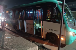 Ciclista fica ferida após colisão com ônibus no Setor Central, em Rio Verde