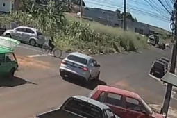Ciclista ignora sinal de pare e colide em lateral de carro na Vila Mutirão, em Rio Verde