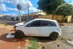 Colisão entre carros deixa passageira ferida no bairro Santo Agostinho, em Rio Verde