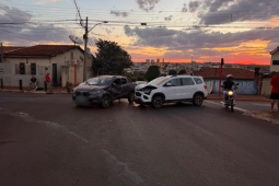 Colisão entre dois carros deixa mulher ferida no Centro de Rio Verde