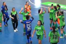 Com show no primeiro tempo, Resenhas vence em casa e sobe na tabela da Liga Feminina