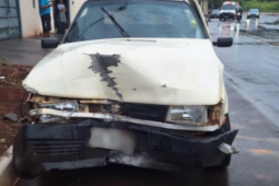 Condutor foge e passageiro fica ferido em acidente no bairro Dona Ilza, em Rio Verde