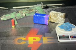 CPE apreende arma de fogo e drogas e detém suspeitos ligados a facção em dois bairros, em Rio Verde