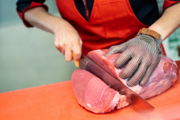 Curso gratuito capacita profissionais em técnicas de cortes e manipulação de carnes em Rio Verde