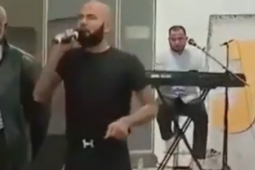 Daniel Alves é visto pregando em culto evangélico na Espanha e diz ter feito 