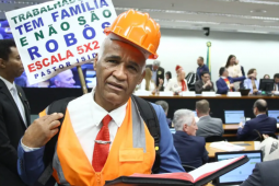 Momento em que deputado defende fim da escala 6×1 para que trabalhadores 'façam sexo em paz', viraliza