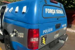 Em surto, homem ameaça família, desacata policiais e danifica viatura da PM em Rio Verde