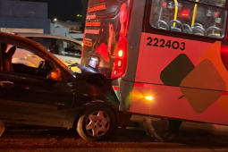 Engavetamento entre carro, ônibus e outro veículo deixa cinco feridos no Setor Central, em Rio Verde