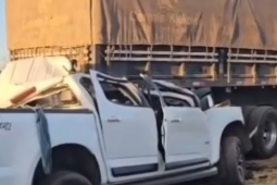 Grave acidente entre caminhonete e carretas deixa dois mortos na BR-050, em Catalão
