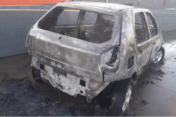 Carro é abandonado e pega fogo no estacionamento de supermercado em Rio Verde