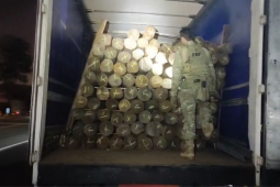 PRF apreende carga de madeira irregular na BR-153 em Jaraguá