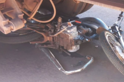 Carreta invade preferencial, arrasta motocicleta e condutor sofre apenas ferimentos leves em Jataí