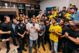 Flávio Bolsonaro reúne Gusttavo Lima, Zezé Di Camargo e outros sertanejos em Goiás para reforçar campanha