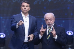 Flávio Bolsonaro e Lula trocam acusações de corrupção e citam familiares em debate