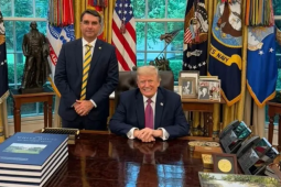 Flávio Bolsonaro se reúne com Trump na Casa Branca em meio à crise por áudio vazado