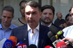 Flávio Bolsonaro mantém Alfredo Gaspar como vice e chama acusação contra deputado de 
