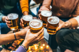 Frentista demitido após tomar cerveja no almoço consegue reverter justa causa em Goiás