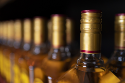 Metanol usado na limpeza de garrafas de bebidas pode explicar intoxicações, segundo polícia