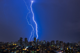 Goiás ultrapassa 1 milhão de raios em 2026 e acende alerta para riscos durante tempestades
