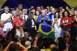 Governo Lula busca evitar crise diplomática sobre ajuda da Casa Branca à fuga de Flávio Bolsonaro