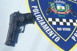 Homem é detido com simulacro após ameaçar pessoas em comércios no Bairro Popular, em Rio Verde