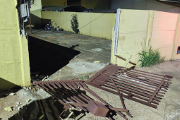 Homem foge após agredir namorada e destruir portão, mas é preso na casa da mãe em Rio Verde