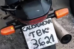 Homem é preso em Caldas Novas com placa de moto pintada à mão e diz que 'comprou assim'