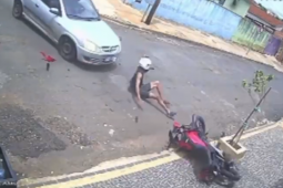 Imagens de câmera registram motorista atropelando motociclista de propósito após desentendimento na Vila Borges, em Rio Verde