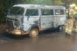 Incêndio atinge Kombi no Jardim Presidente, em Rio Verde