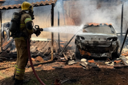 Incêndio destrói veículo e danifica garagem de residência Santo Antônio de Lisboa, em Rio Verde