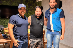 Marrone, da dupla com o Bruno solta a voz em bar no Parque Laranjeiras, em Rio Verde