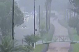 Mesmo com alerta, motoristas ignoram risco e enfrentam alagamentos em Rio Verde