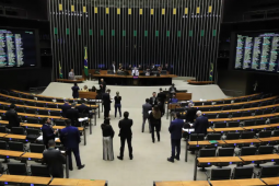 Minirreforma eleitoral é aprovada na Câmara e gera críticas por flexibilizar punições a partidos