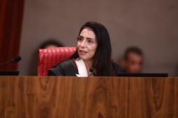 Ministra do TSE destaca sobrecarga e despacho de até 50 processos diários
