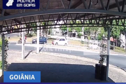 Momento que caminhonete desgovernada causa engavetamento com seis veículos em Goiânia