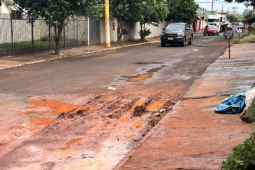 Moradores reclamam de buraco e lama após manutenção em rua do bairro Santo Agostinho, em Rio Verde