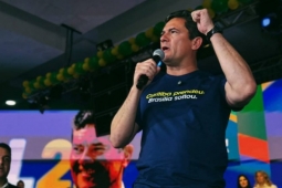 Moro afirma que não há normalidade institucional e avalia como compreensível eventual saída de Flávio Bolsonaro do país